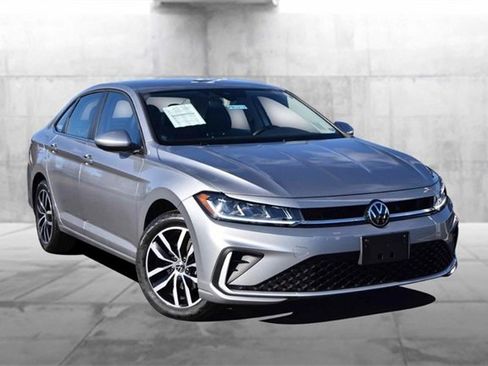 Certified 2025 Volkswagen Jetta SE image 2