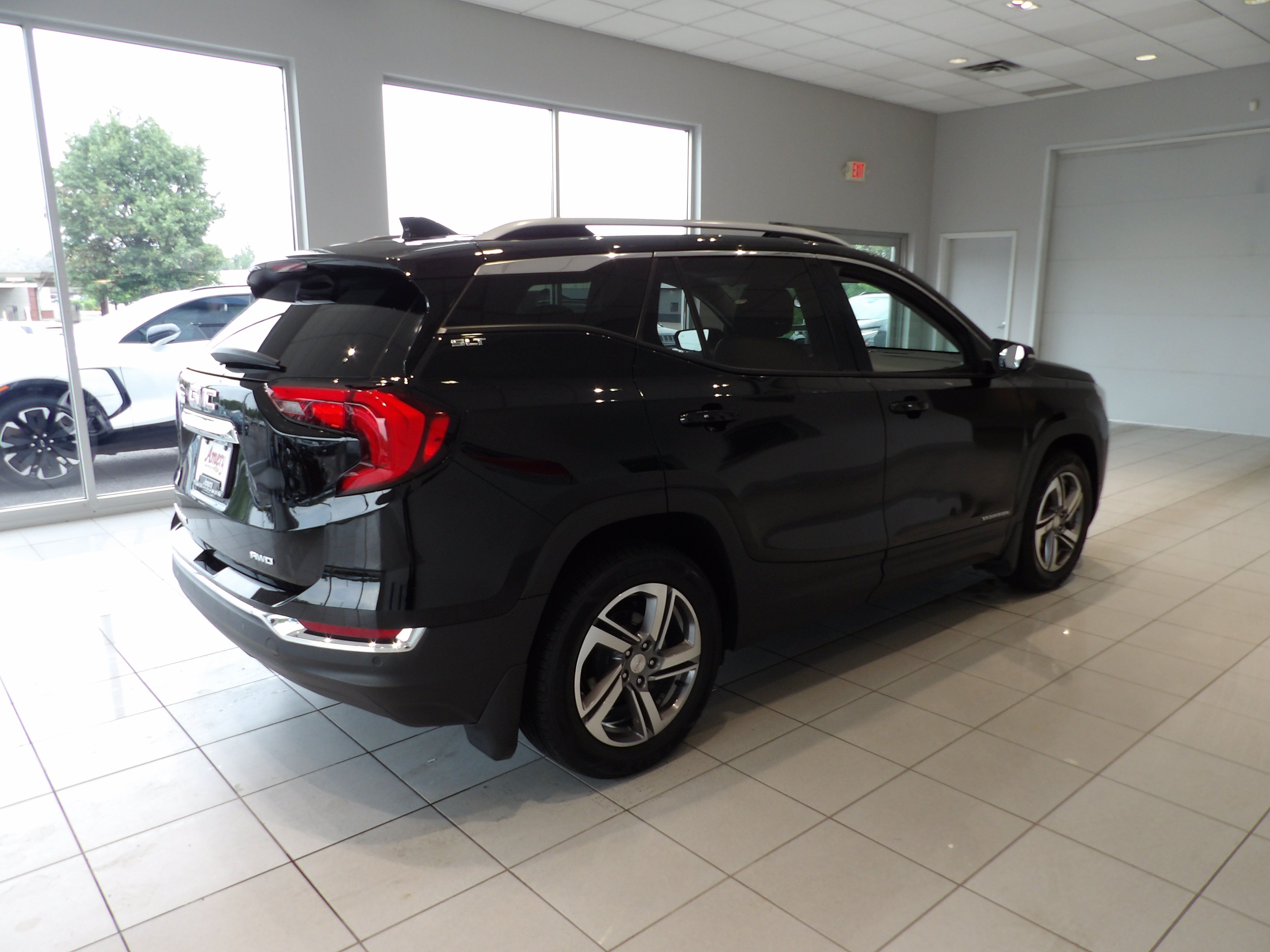 Used 2021 GMC Terrain SLT w/ Infotainment Package II AWD/4WD image 4