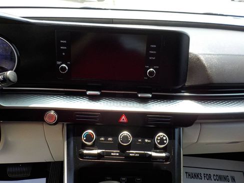Used 2022 Kia Carnival LX FWD image 15