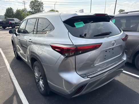Used 2021 Toyota Highlander Platinum AWD/4WD image 2