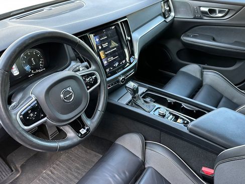 Used 2019 Volvo S60 T5 R-Design image 10