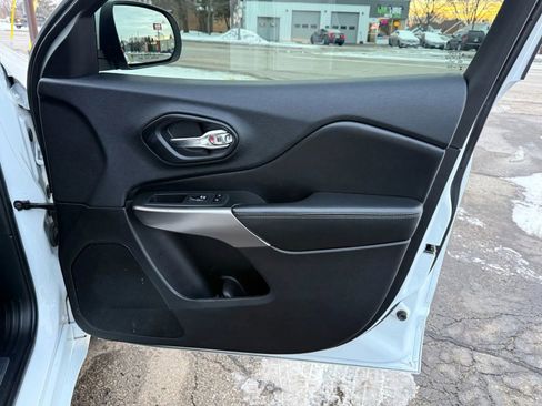 Used 2019 Jeep Cherokee Overland w/ Technology Group image 20