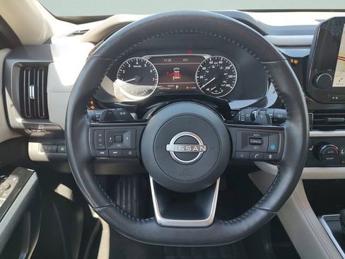 Used 2025 Nissan Pathfinder SL image 11