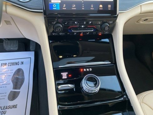 Certified 2022 Jeep Grand Cherokee Limited w/ Luxury Tech Group II image 18