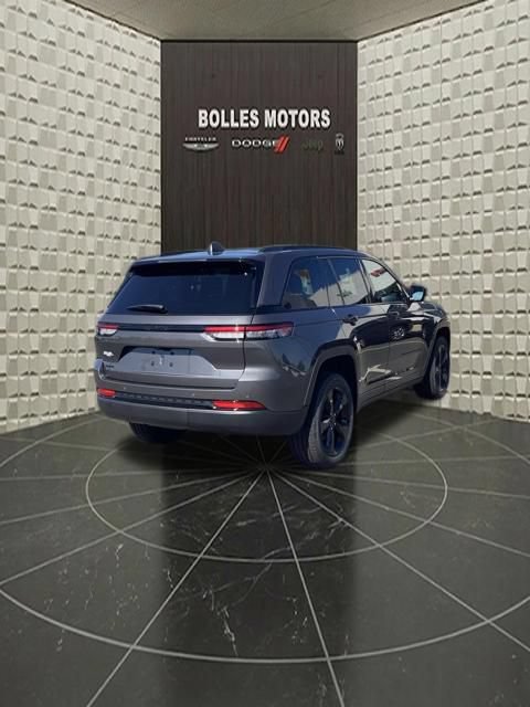 Used 2023 Jeep Grand Cherokee Altitude AWD/4WD image 5