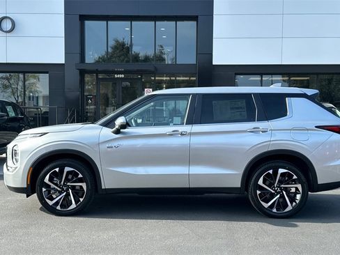 New 2025 Mitsubishi Outlander SE image 8