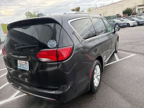 Used 2019 Chrysler Pacifica Touring-L image 8
