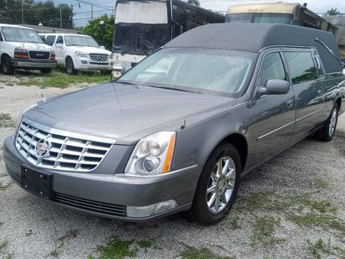 Used 2011 Cadillac DTS Limousine image 2