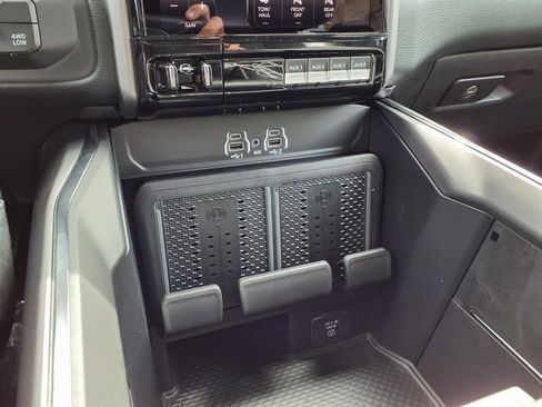 New 2026 RAM 2500 Laramie AWD/4WD image 9