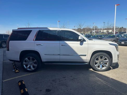 Used 2017 Cadillac Escalade Luxury image 4