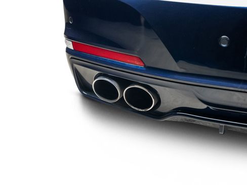 Used 2022 BMW ALPINA B7 xDrive AWD/4WD image 19