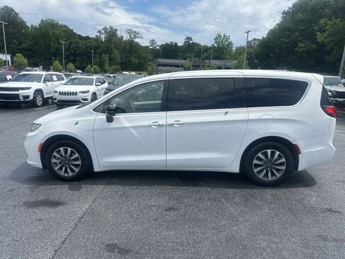 Used 2024 Chrysler Pacifica Limited FWD image 6