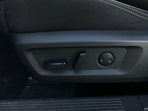 Used 2025 Nissan Rogue SV image 11