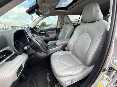 Used 2021 Toyota Highlander XLE FWD image 13