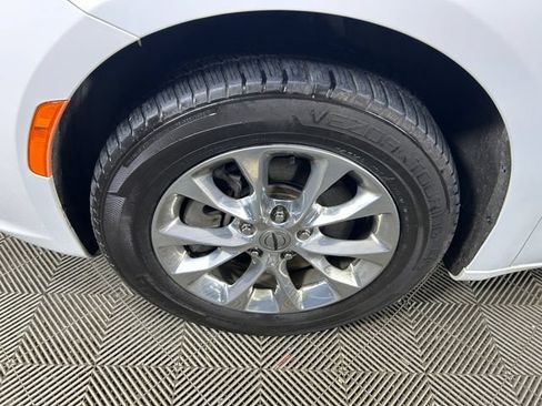 Used 2022 Chrysler Pacifica Touring-L AWD/4WD image 11