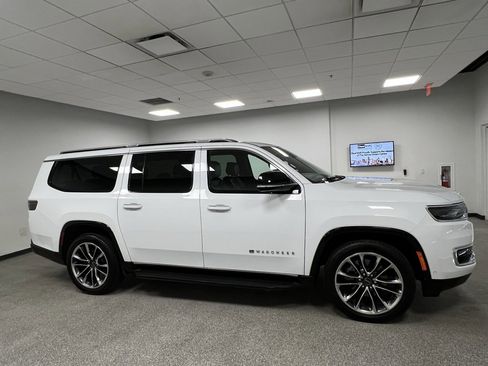 Used 2024 Jeep Wagoneer L Series II w/ Premium Group I image 15