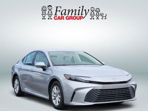Used 2025 Toyota Camry LE image 2