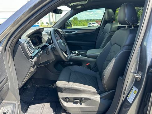 Used 2024 Volkswagen Atlas Cross Sport SE w/ Panoramic Sunroof Package FWD image 12