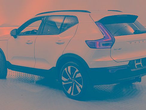 Used 2023 Volvo XC40 B5 Ultimate w/ Climate Package image 4