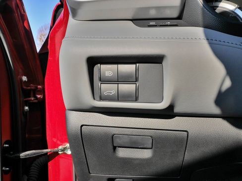 Used 2021 Toyota Highlander LE image 24