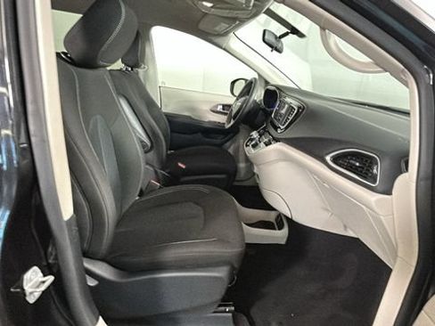 Used 2022 Chrysler Voyager LX FWD image 30