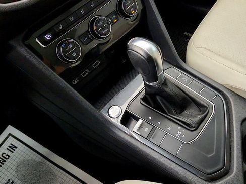 Used 2018 Volkswagen Tiguan SEL FWD image 16