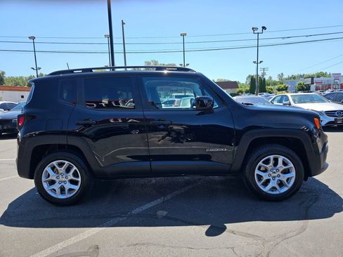 Used 2018 Jeep Renegade Latitude w/ Cold Weather Group AWD/4WD image 6