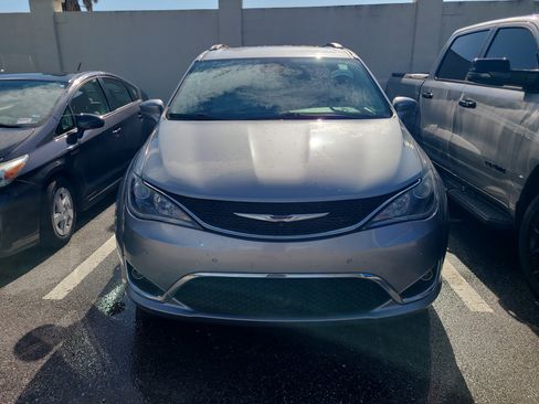 Used 2019 Chrysler Pacifica Touring-L Plus w/ Advanced Safetytec Group FWD image 2
