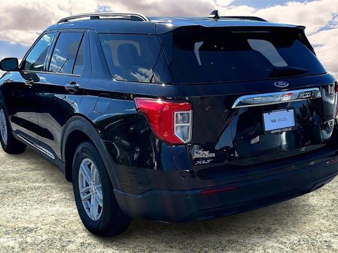 Used 2023 Ford Explorer XLT image 4