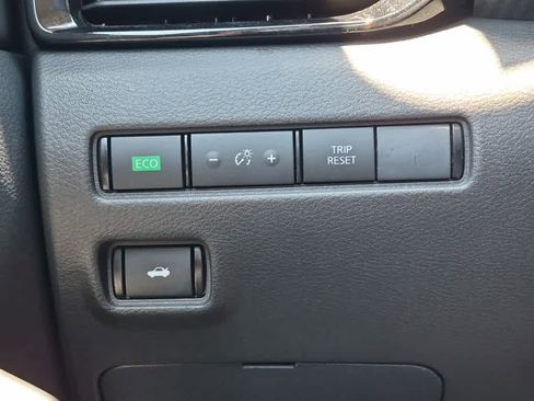 Used 2025 Nissan Sentra SV FWD image 17