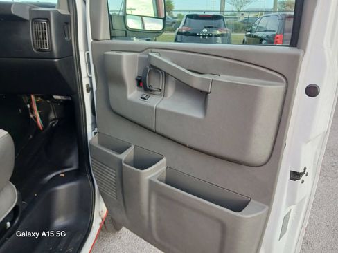 Used 2018 Chevrolet Express 3500 Extended w/ Driver Convenience Package RWD image 17