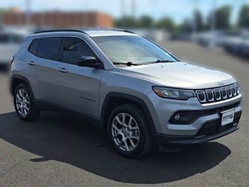 Used 2022 Jeep Compass Latitude AWD/4WD image 3