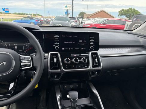 Used 2023 Kia Sorento LX FWD image 19
