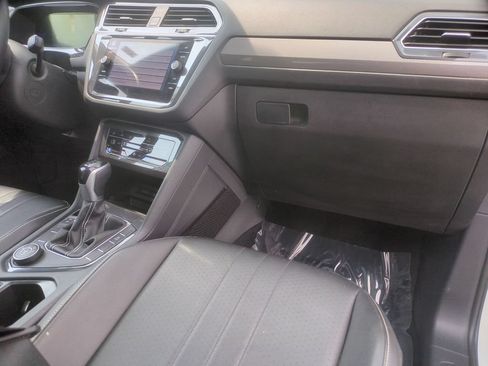 Used 2022 Volkswagen Tiguan SE AWD/4WD image 19