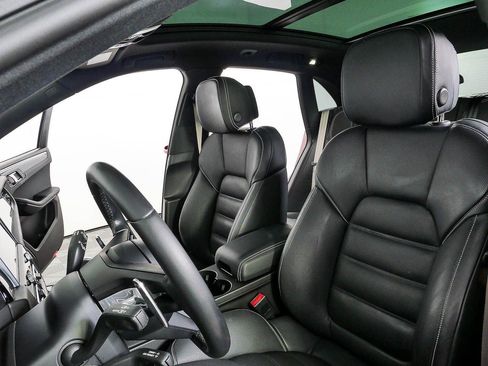 Certified 2022 Porsche Macan S AWD/4WD image 5