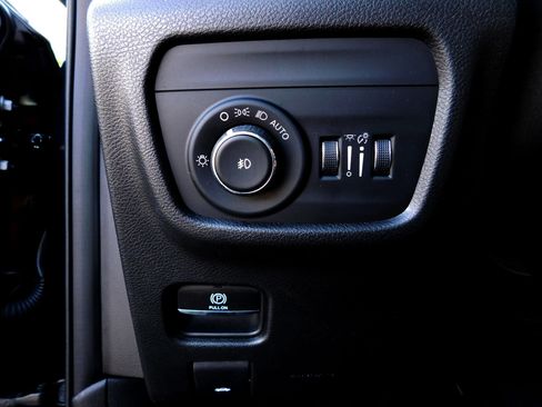 Used 2023 Jeep Grand Cherokee Limited w/ Black Appearance Package AWD/4WD image 26