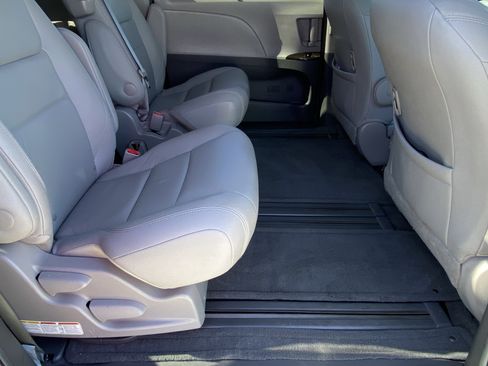 Certified 2017 Toyota Sienna XLE Premium image 12