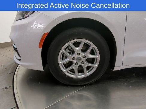Used 2023 Chrysler Pacifica Touring-L FWD image 3