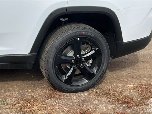 New 2025 Jeep Grand Cherokee L Altitude image 12