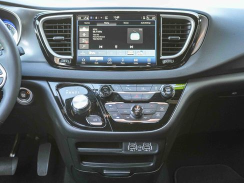 Used 2025 Chrysler Pacifica Select image 13