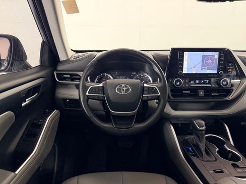 Used 2022 Toyota Highlander XLE FWD image 17