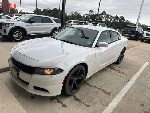 Used 2015 Dodge Charger SXT RWD image 1