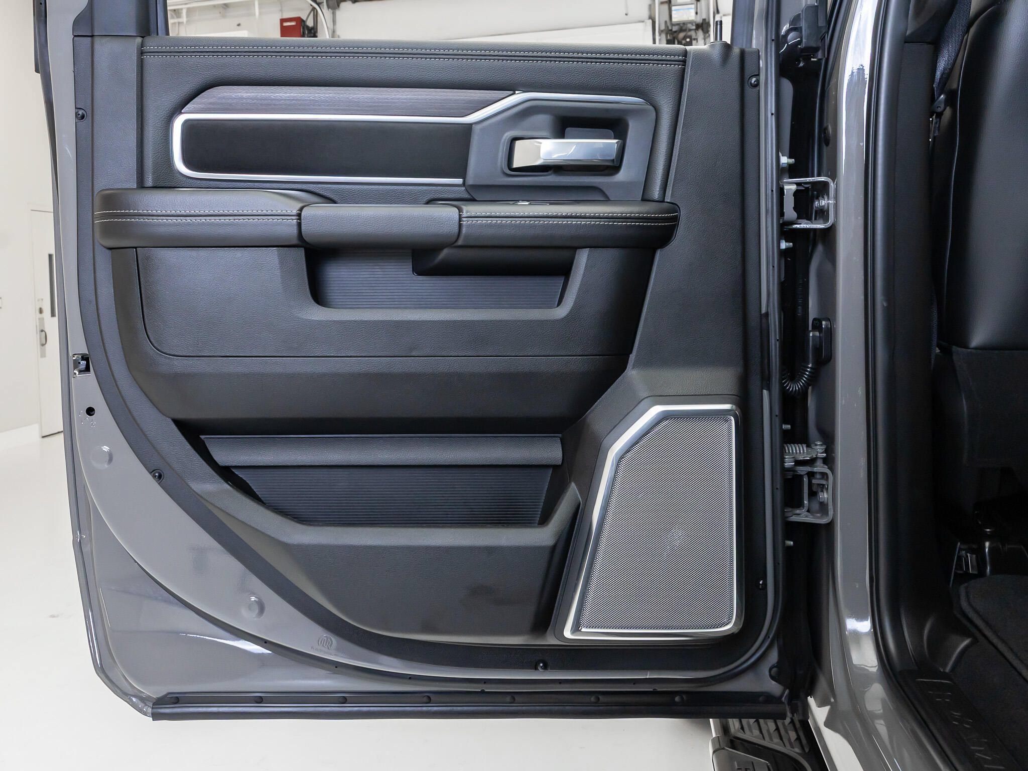 Used 2025 RAM 2500 Laramie AWD/4WD image 38