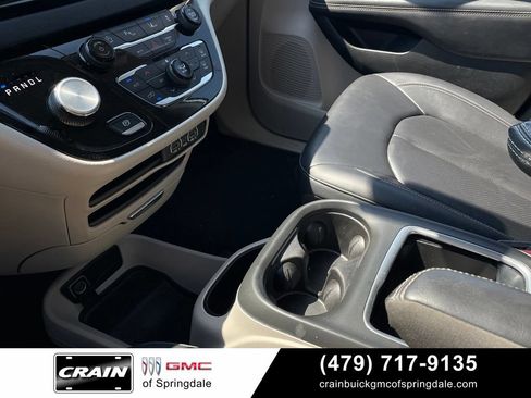 Used 2024 Chrysler Pacifica Touring-L FWD image 21
