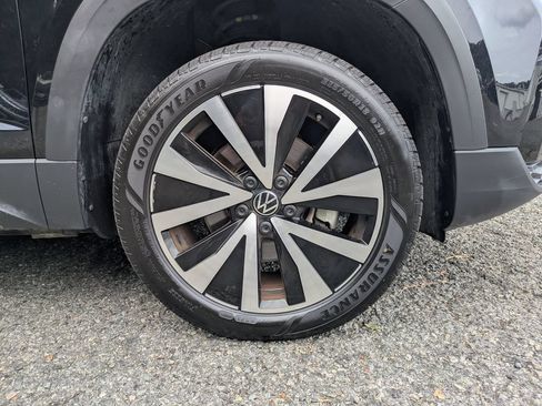 Certified 2024 Volkswagen Taos SE FWD image 11