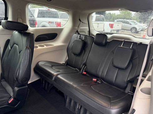 Used 2023 Chrysler Pacifica Touring-L FWD image 13