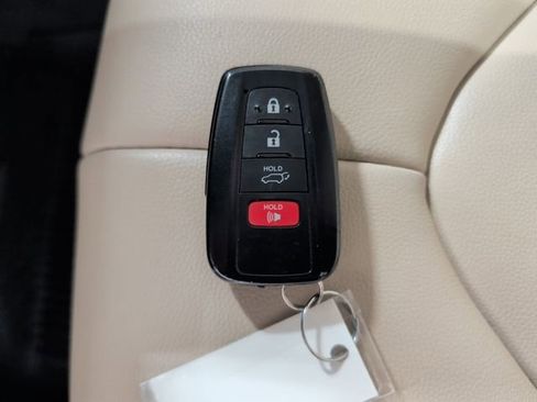 Used 2021 Toyota Highlander XLE image 31