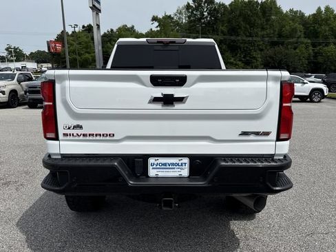 Used 2024 Chevrolet Silverado 2500 ZR2 w/ Technology Package AWD/4WD image 4