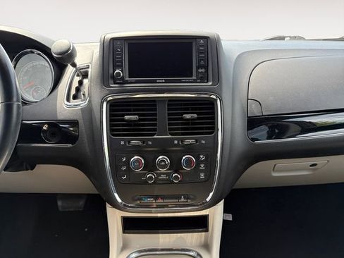 Used 2019 Dodge Grand Caravan SXT image 11