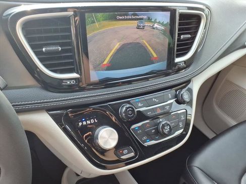 Used 2024 Chrysler Pacifica Limited FWD image 35